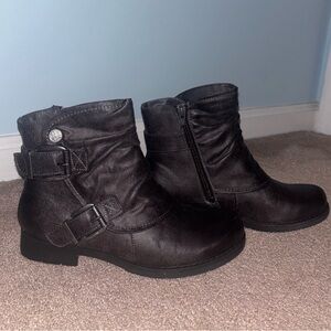 Women's dark brown G.H. Bass ankle boots size 6.5